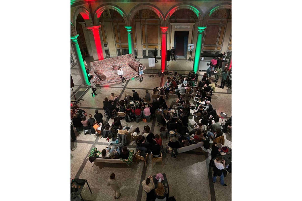 MAK Column Hall with visitors to the Zehnminutensalon 
