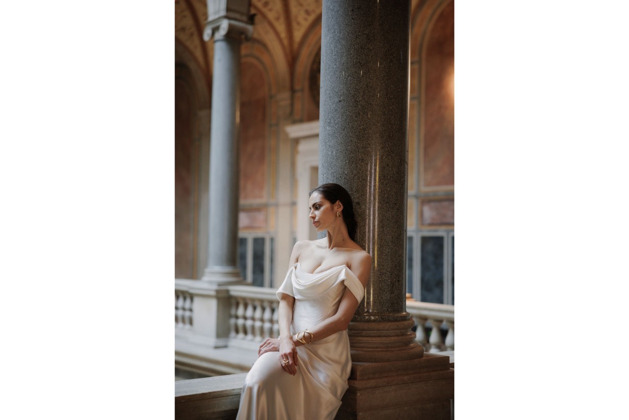 Braut in weißem Kleid in der MAK Säulenhalle