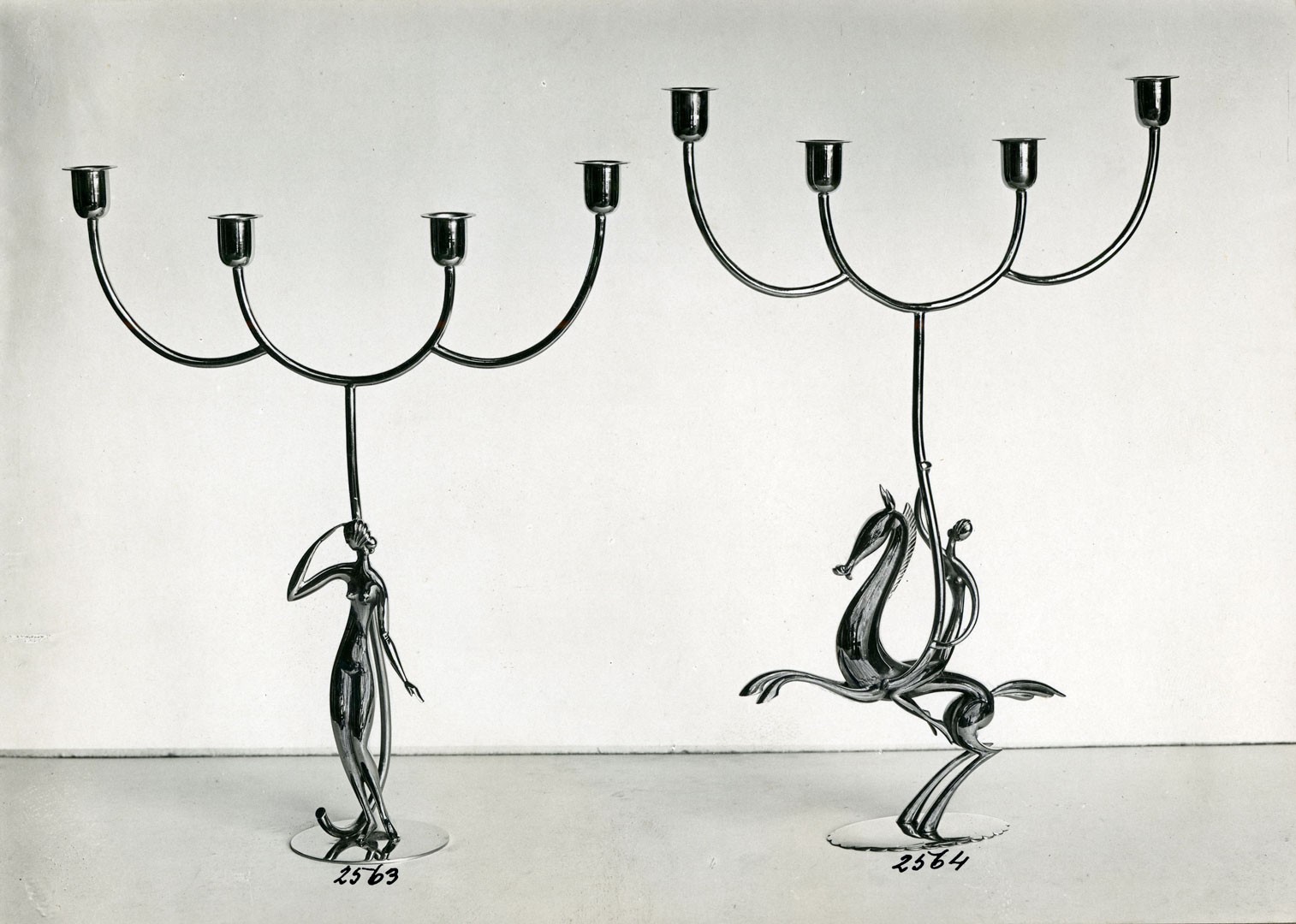 <BODY><div>Fotografie zweier Kerzenleuchter aus Messing von Karl Hagenauer, 1930</div><div>© MAK</div><div> </div></BODY>