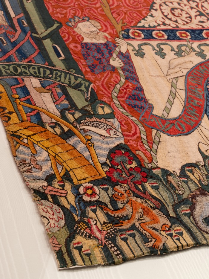 Zierstück mit Kentaur und Löwe in Medaillon, umgeben von Tieren in einem achteckigen Stern
