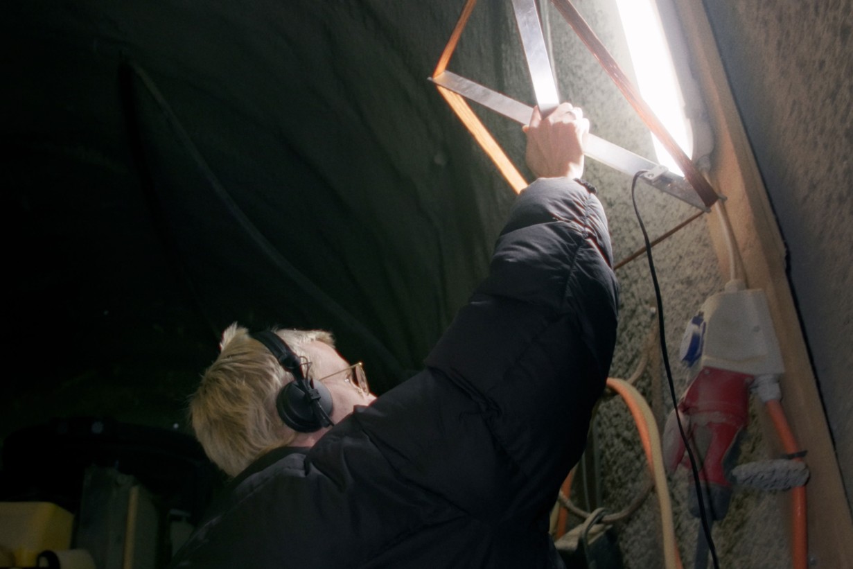 Person in Tunnel hält selbstgebaute Antenne