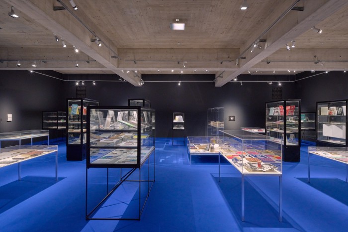 Ausstellungsraum mit Vitrinen und Büchern