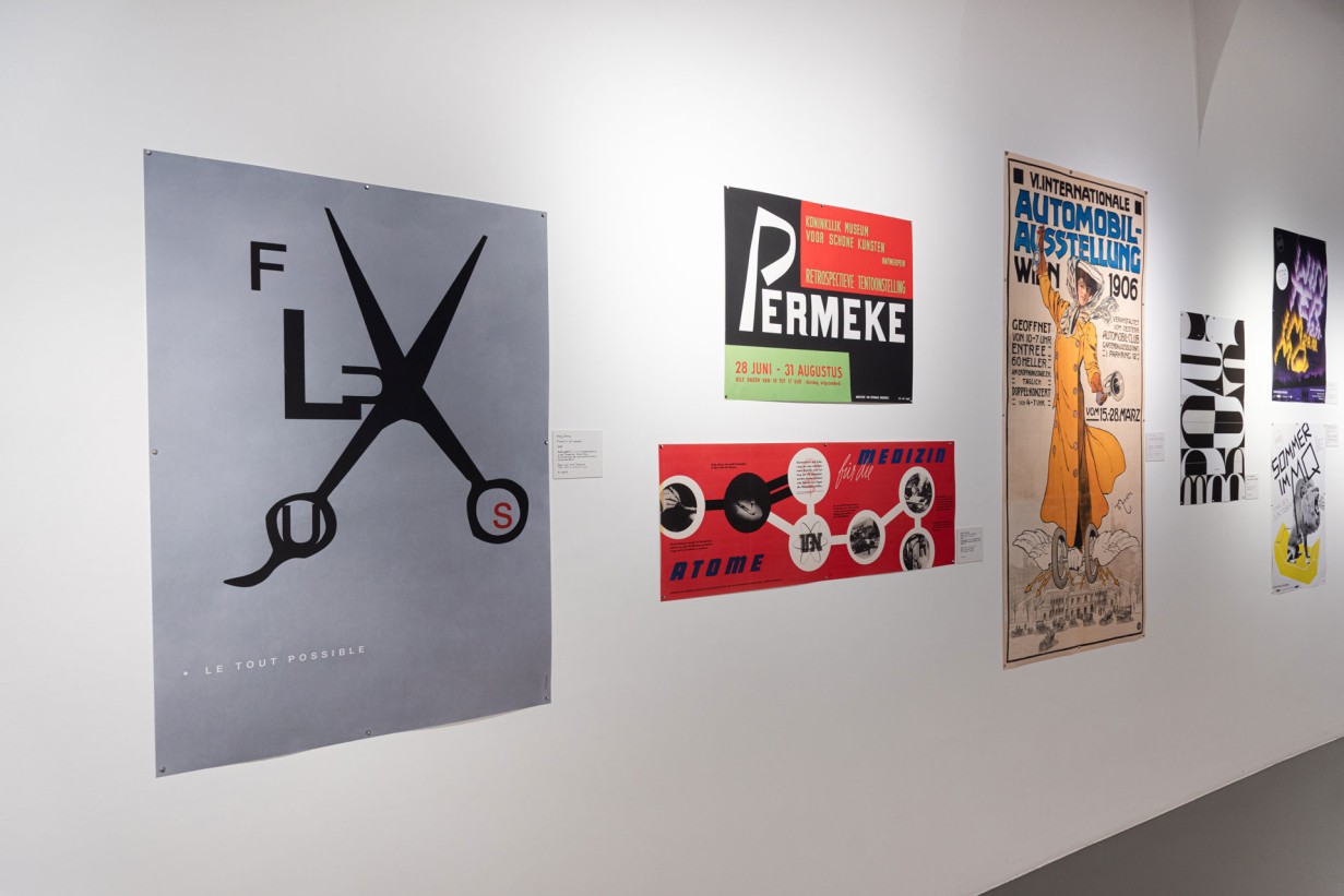 Ausstellungsraum mit Plakaten an der Wand