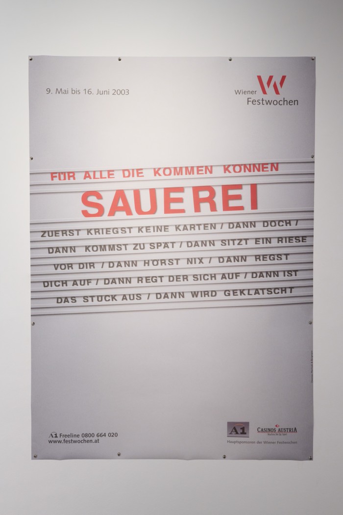 Wand mit großem Festwochenplakat "Sauerei"