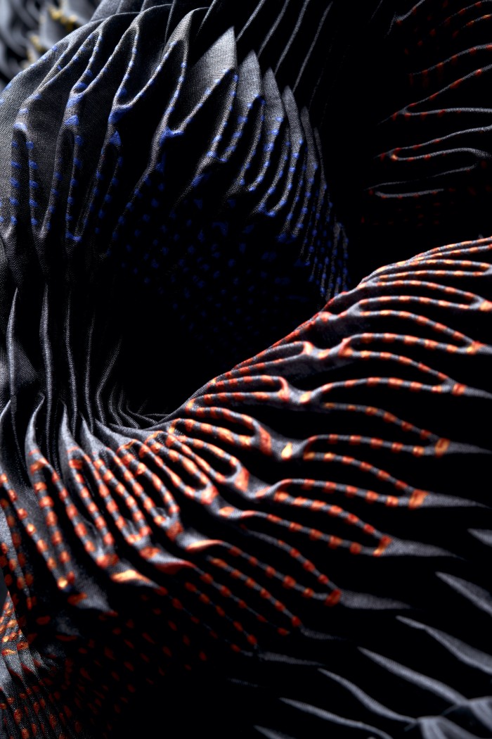 Seide, plissiert, beidseitig bedruckt