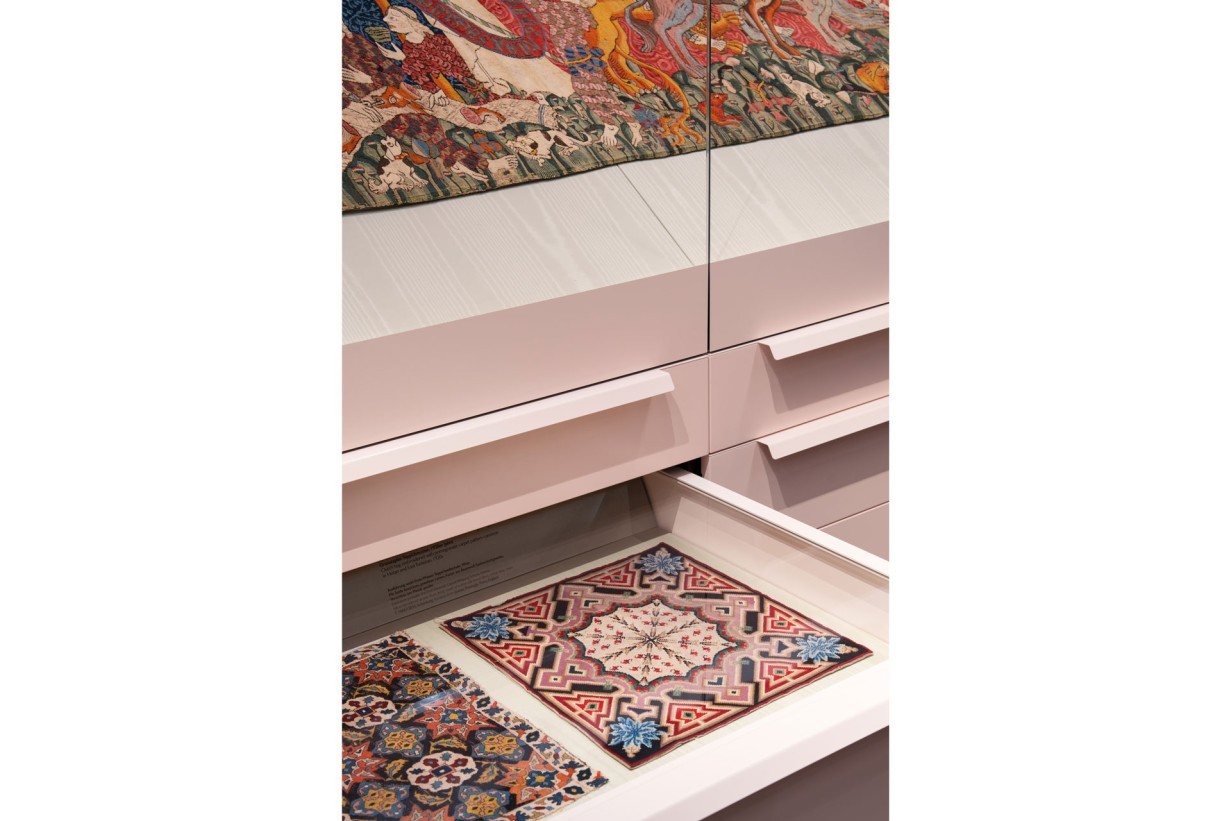 Geöffnete Schubladen in der Schausammlung Textilien und Teppiche mit Stoffmustern 