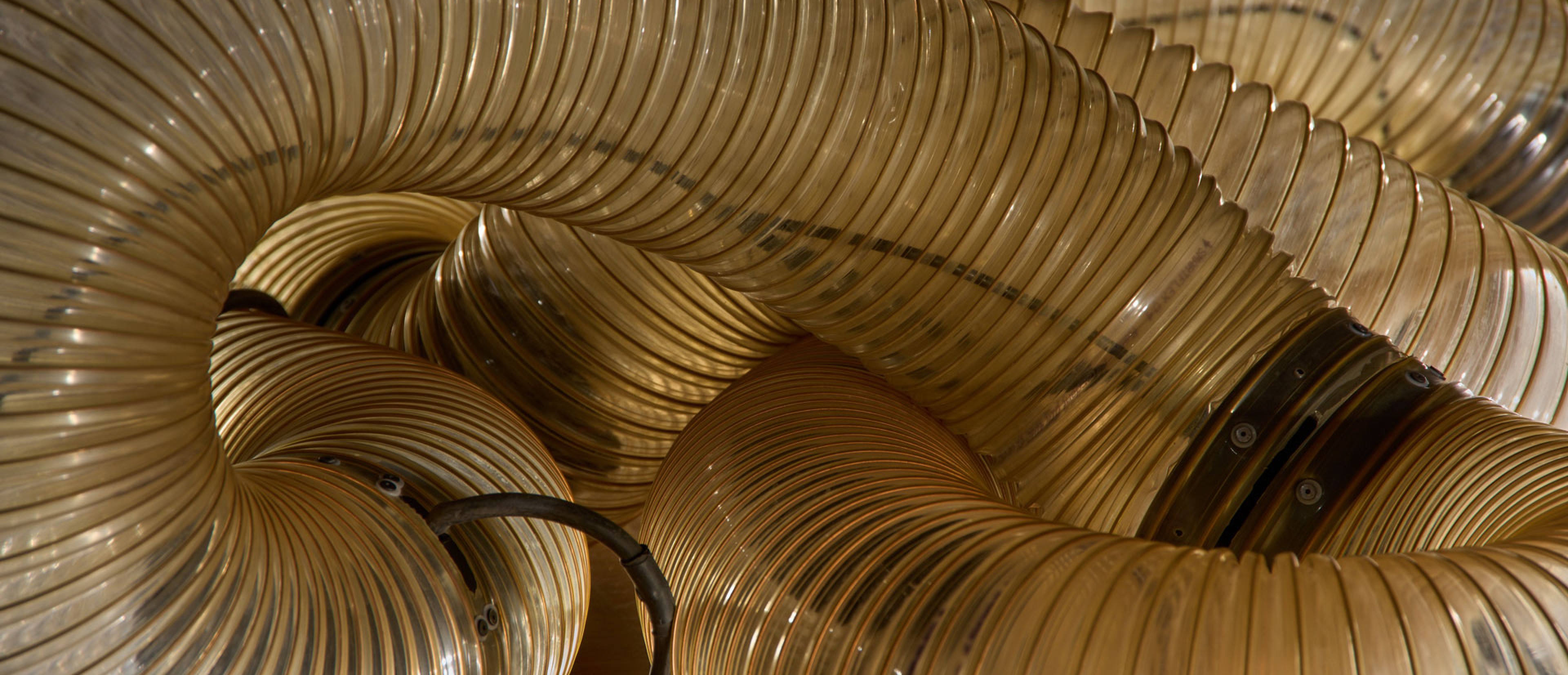 Installation: ein beleuchteter Schlauch/Rohr