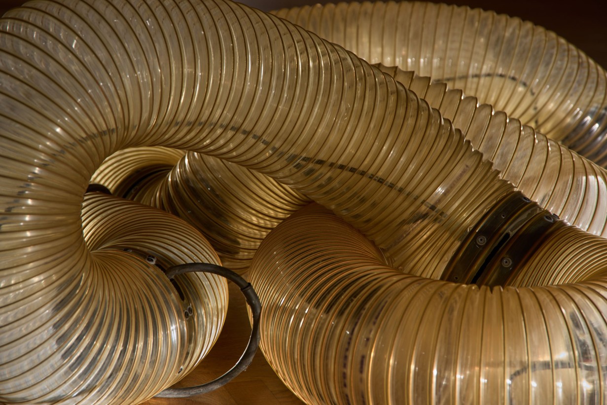 Installation: ein beleuchteter Schlauch/Rohr