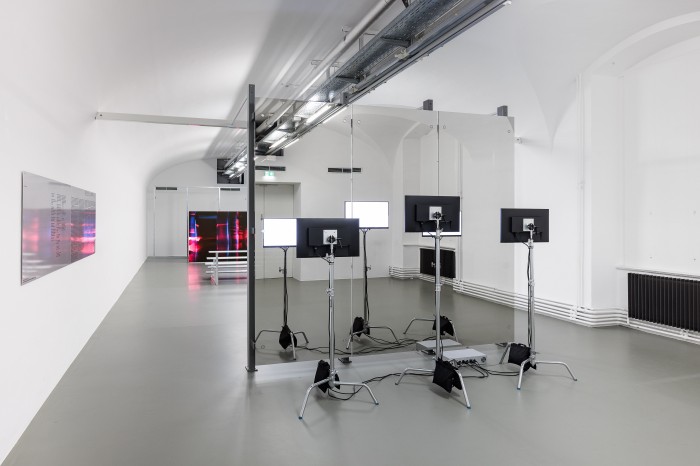 Ausstellungsraum mit Screens