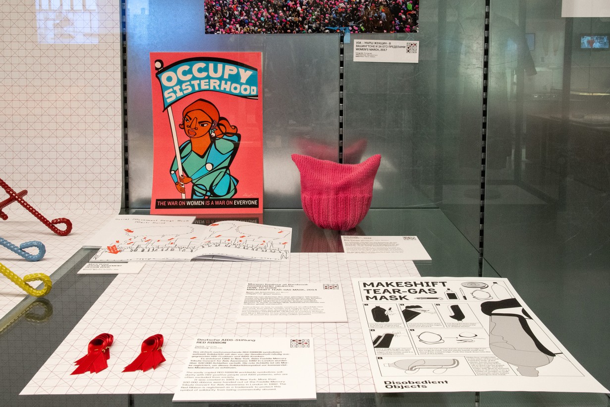 Vitrine mit Plakat "Occupy Sisterhood"