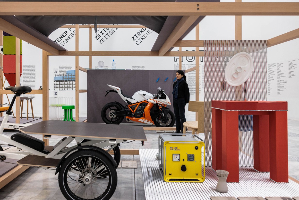 Ausstellungsraum mit Designobjekten