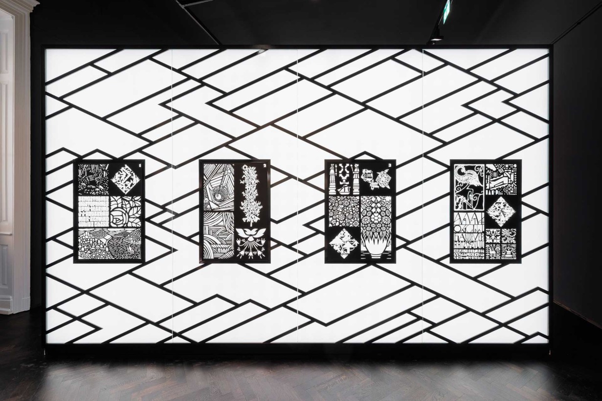 Wand von hintern beleuchtet mit geometrischen Scherenschnitten