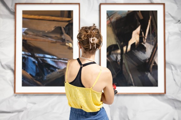 Besucherin in der Ausstellung THOMAS DEMAND. Räume, die von gestern träumen