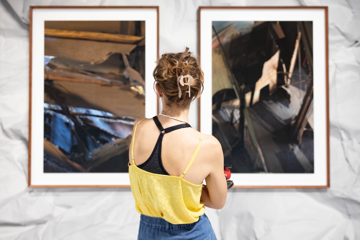 Visitor in the exhibition THOMAS DEMAND: Rooms That Dream of Yesterday