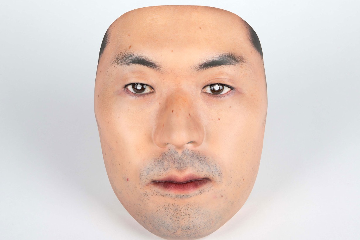Maske eines männlich gelesenem Gesicht aus Plastik