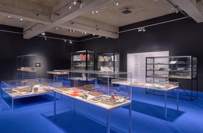 Ausstellungsraum mit Vitrinen und Büchern