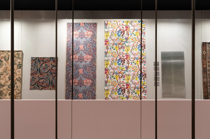 Vitrinen in der Schausammlung Textilien und Teppiche mit Objekten