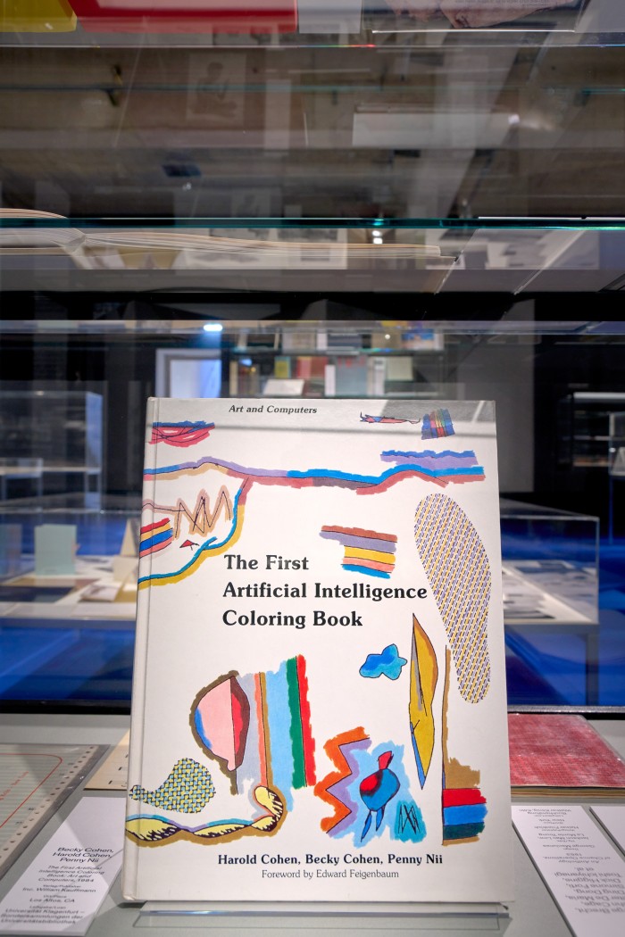 Ausstellungsraum mit Vitrinen und Büchern