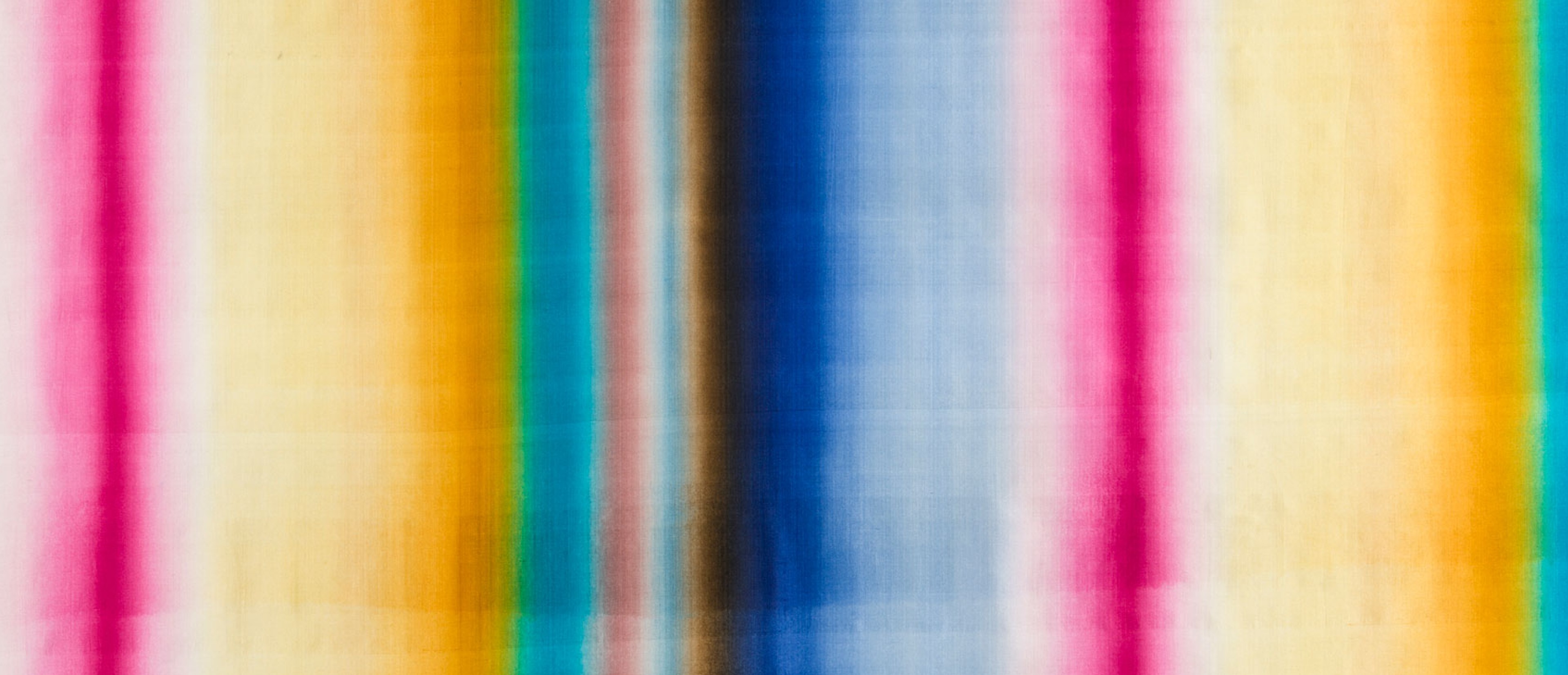 Eine gestreifete Stoffbahn in blau, weiß, pink, gelb, grün