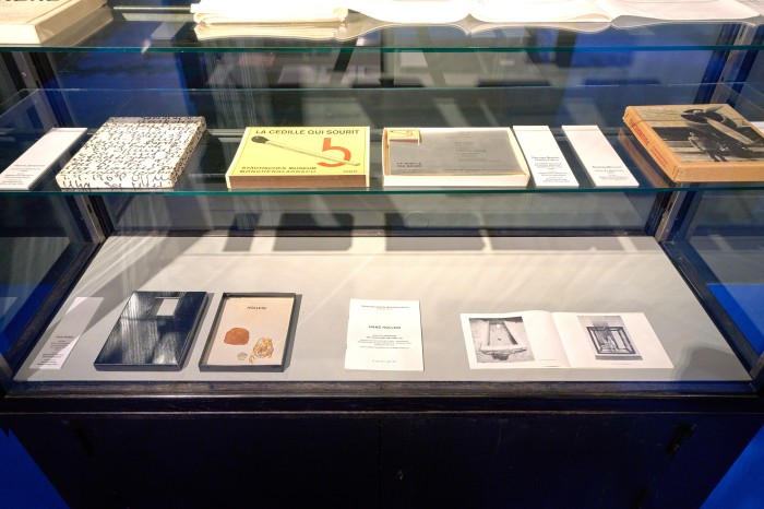 Ausstellungsraum mit Vitrinen und Büchern