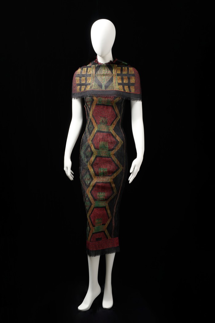 Schaufensterpuppe mit Kleid und Rock oder Schal