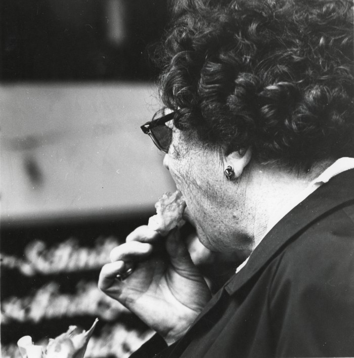 Frauenkopf von hinten, beißt in Essen