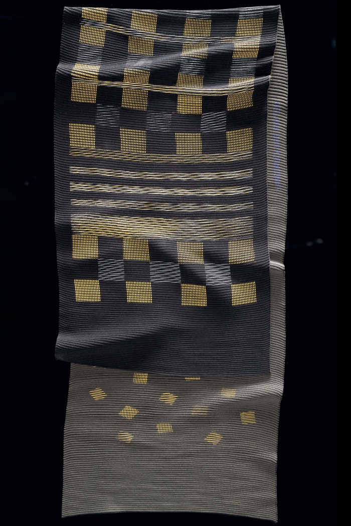 Kunstfaser, plissiert, bedruckt nur grafischem Muster