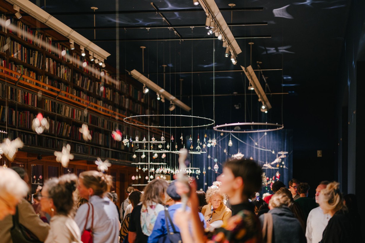 Besucher*innen in der Ausstellung FAHRRAD & HUMMER