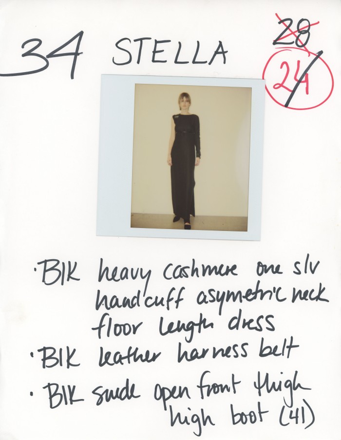 Show Fitting Polaroid auf Papier mit handschriftlichen Look Beschreibungen, abgebildete Person: Stella Tennant