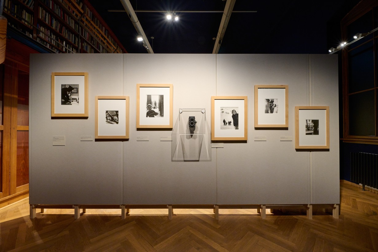 Wand in Ausstellung mit Fotos von Barbara Pflaum