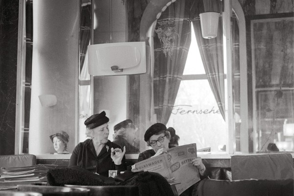 Zwei Damen in Wiener Kaffeehaus