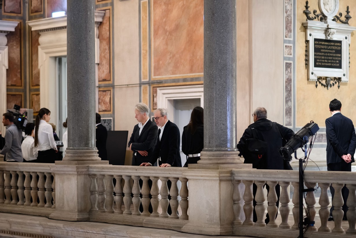 Gäste des MAK Künstler*innendinners 2025 beim Stehempfang