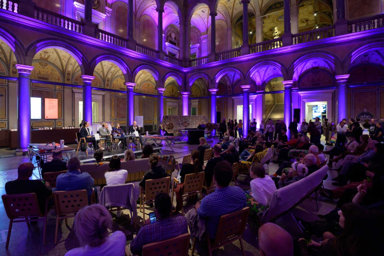 Event with visitors in the MAK Column Hall
