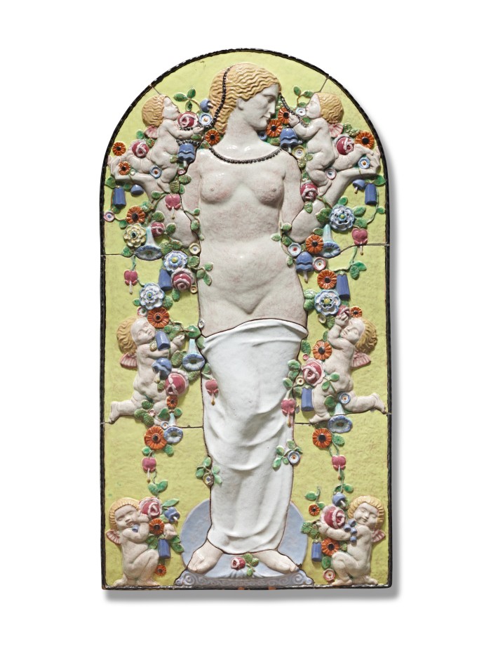 Keramik mit Figur und floralen Motiven