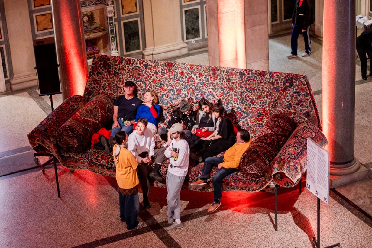 Besucher*innen auf einem überdimensionalen Sofa