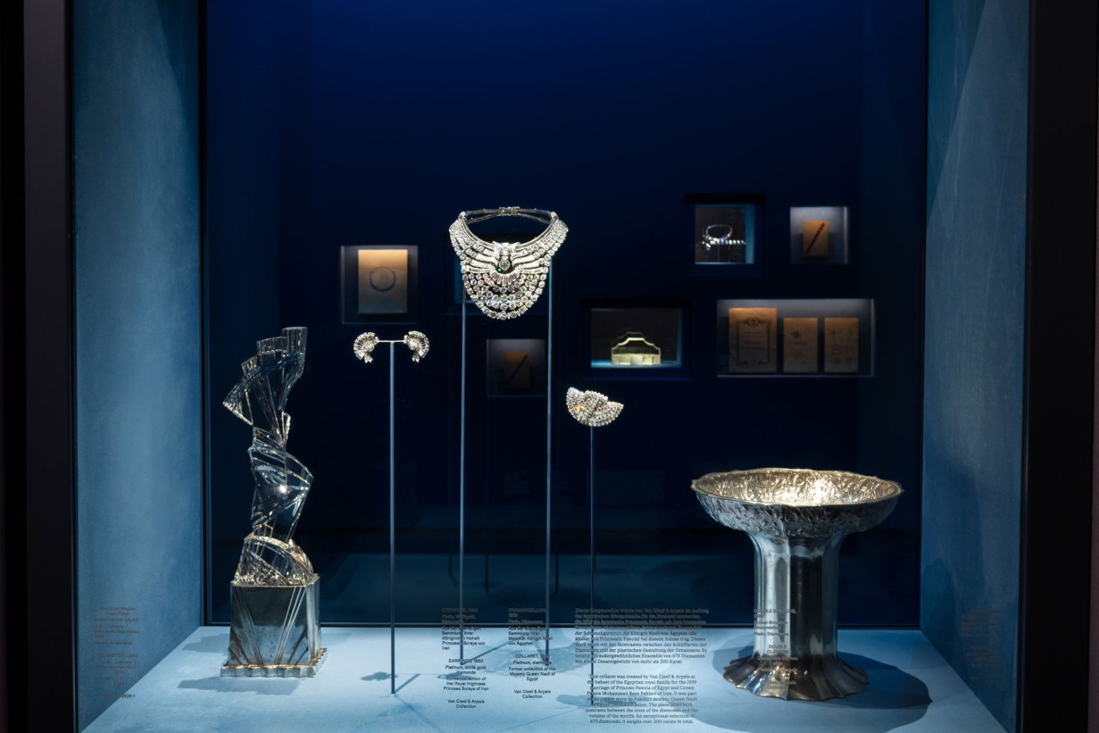 Vitrine mit Objekten der Ausstellung GLANZSTÜCKE 
