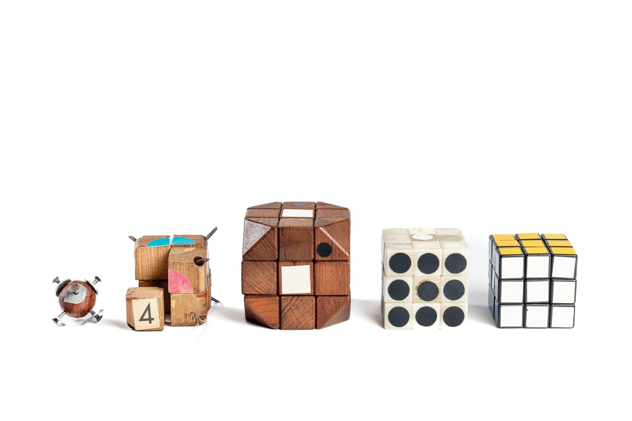 Eine Gruppe von Holzspielzeugen in verschiedenen Formen in einer Reihe.