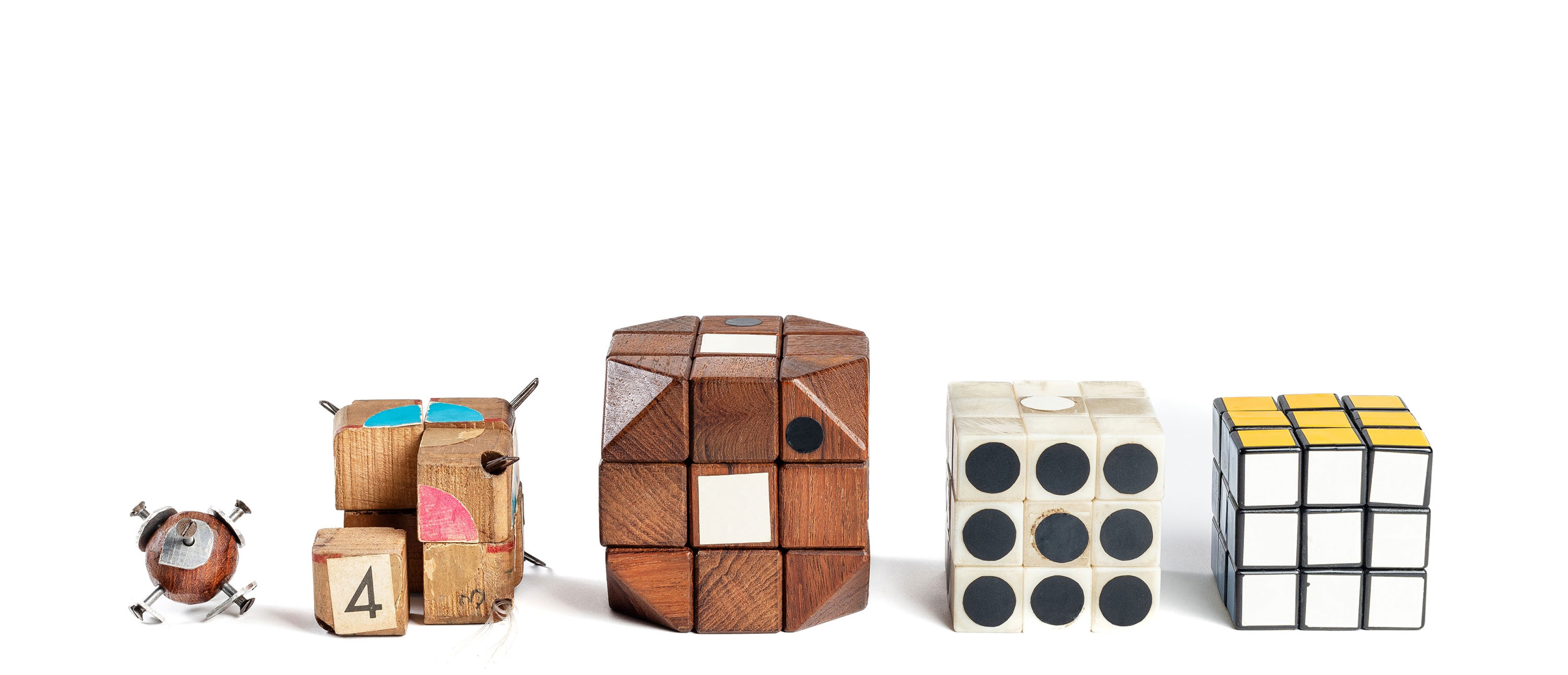 Eine Gruppe von Holzspielzeugen in verschiedenen Formen in einer Reihe.