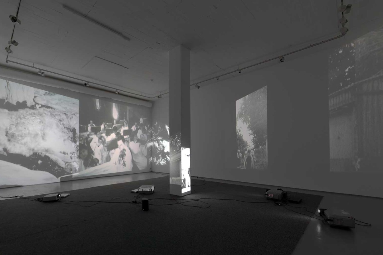 Ausstellungsraum mit Projektion