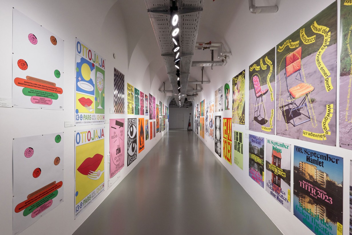 Ausstellungsraum mit Plakaten 