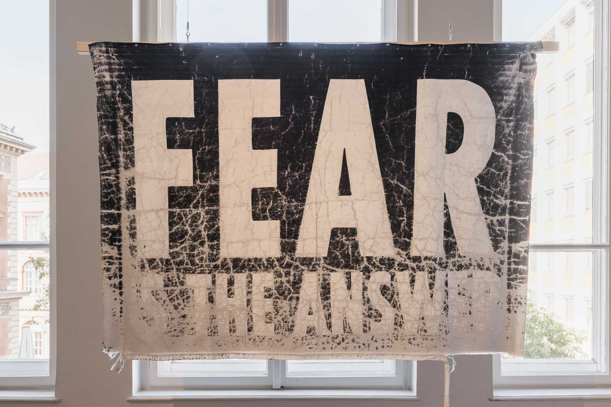 Plakat mit Aufschrift "Church of Fear"