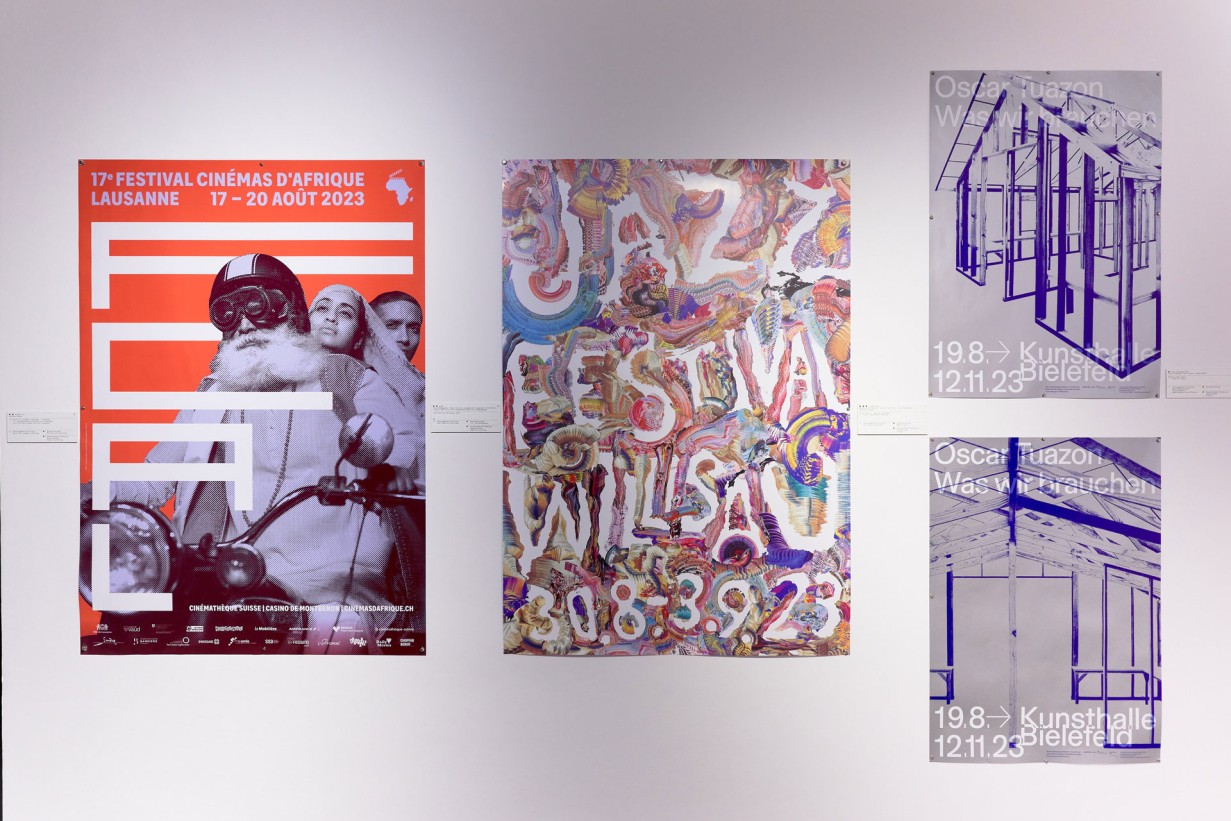 Weiße Wand mit Plakaten