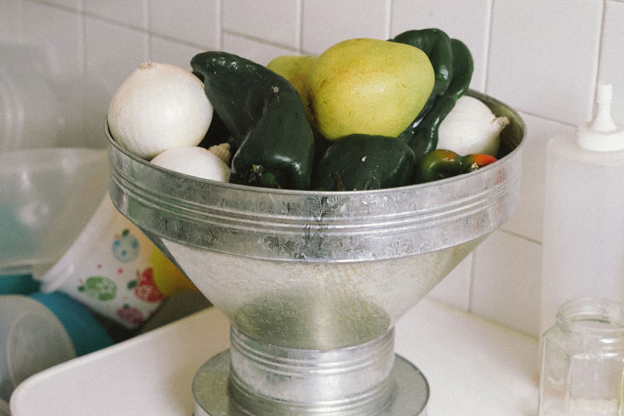 Eine Vase oder eine Schüssel mit Gemüse oder Obst