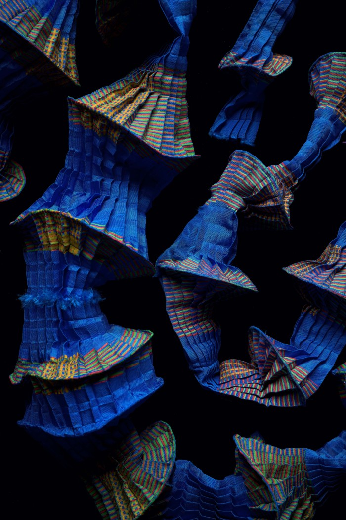 Kunstfaser, plissiert, bedruckt; Angelschnur kunstvoll drapiert in Blautönen