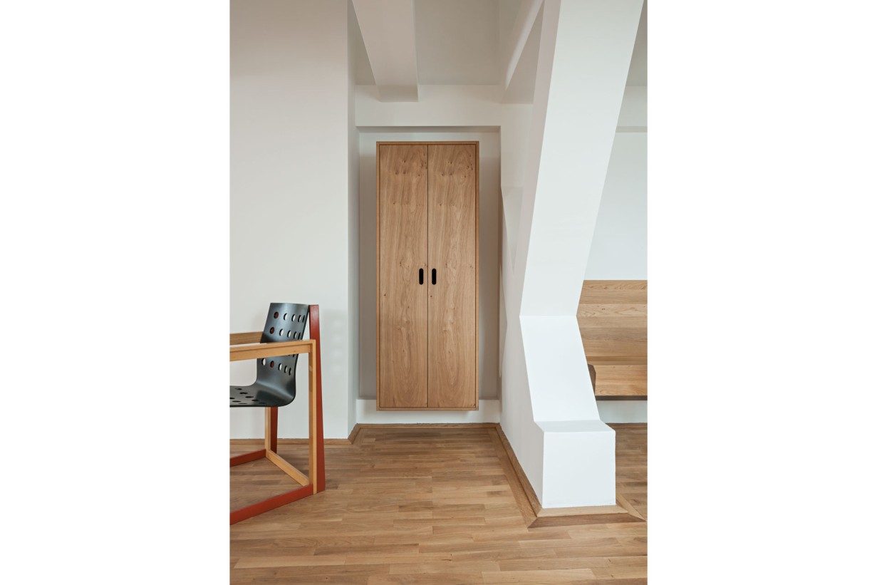 Schrank aus Holz in einer Nische