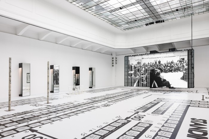 Ausstellung HELMUT LANG, überdimensionaler Runway Plan und Screen