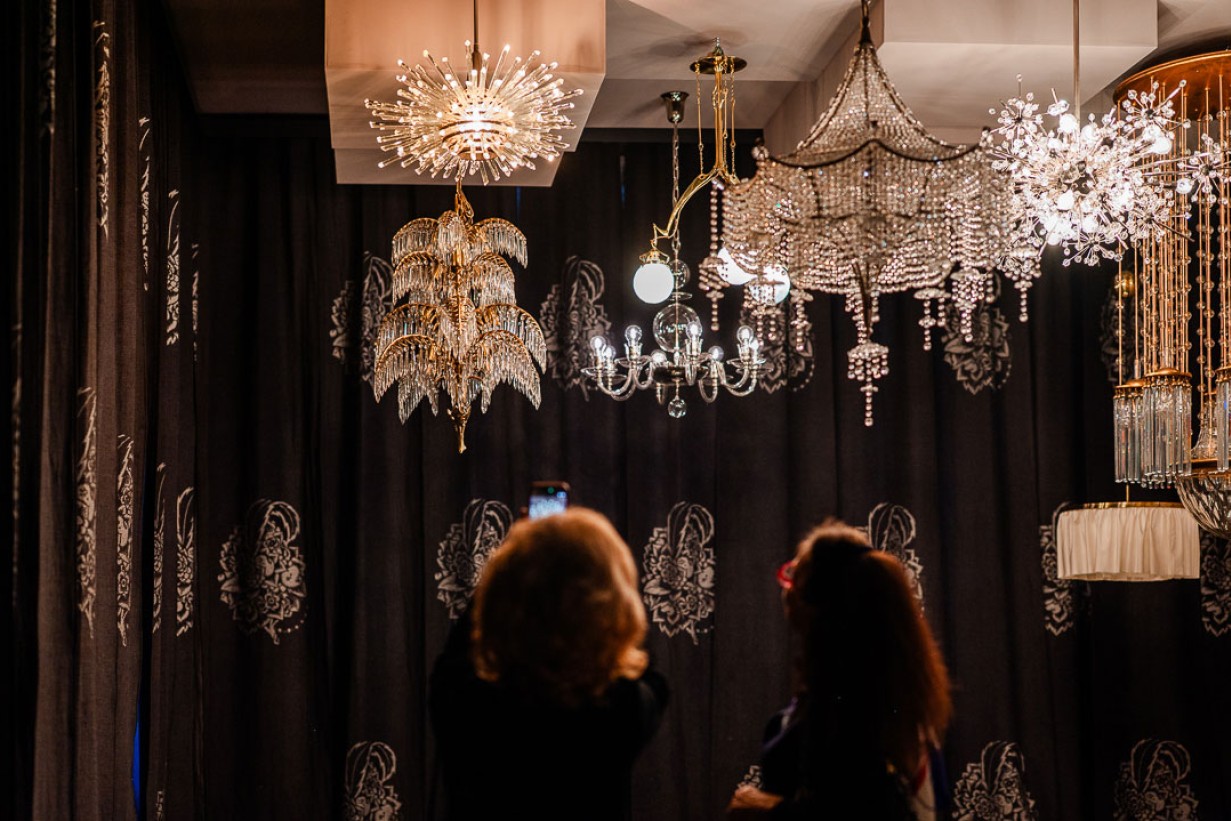 Pompöse Luster die von der Decke hängen