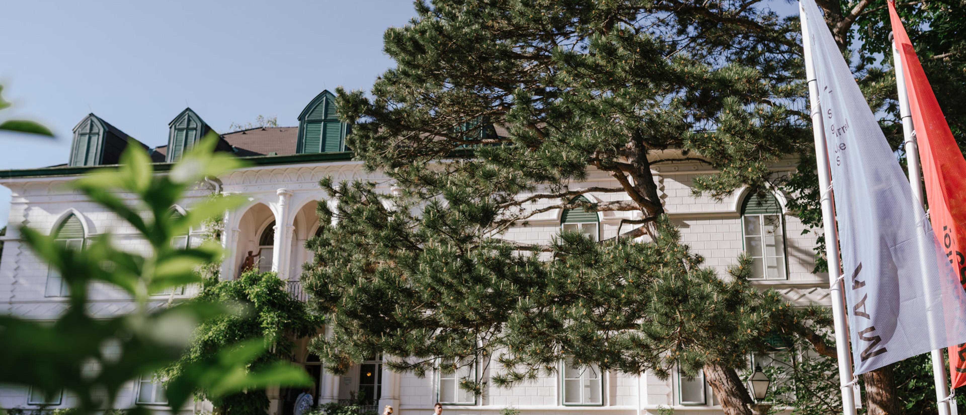 Fahnen, im Hintergrund ein Biedermeierschlössel