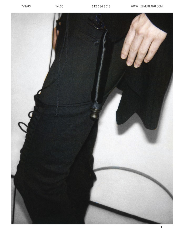 Seite eines Lookbooks, Person in schwarzer Kleidung von der Seite 