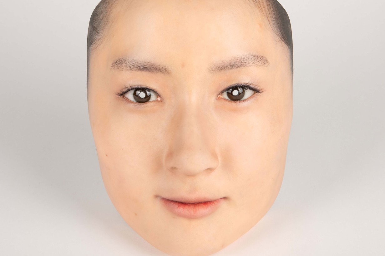 Maske eines weiblich gelesenem Gesicht aus Plastik